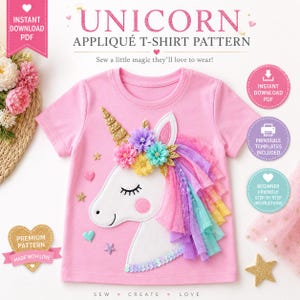Puede incluir: Una camiseta de manga corta de color rosa claro con una aplicación de unicornio blanco que tiene un cuerno dorado, una corona de flores y una melena de tul multicolor. El diseño incluye estrellas y corazones, con el texto UNICORN APPLIQUÉ T-SHIRT PATTERN.