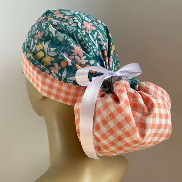 Bonnet de gommage chirurgical en queue de cheval pour femmes - EPI - Petites fleurs sur vichy vert et corail