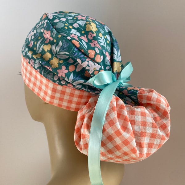 Bonnet de gommage chirurgical en queue de cheval pour femmes - EPI - Petites fleurs sur vichy vert et corail