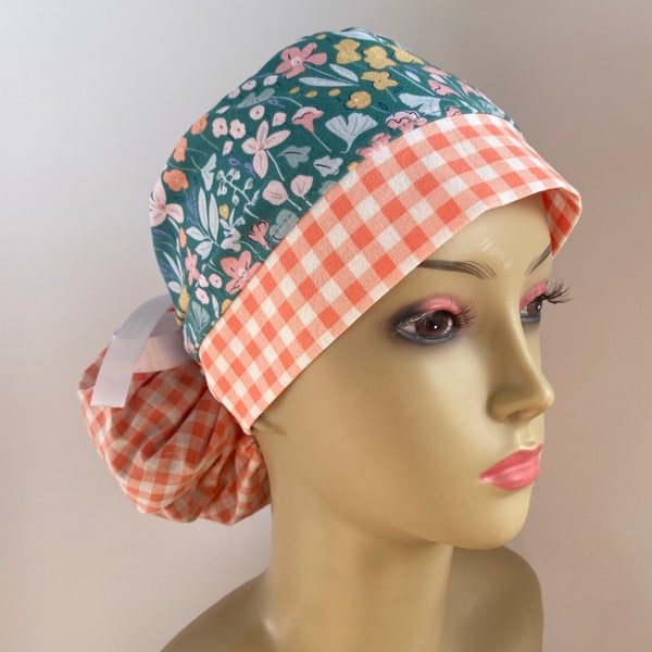 Bonnet de gommage chirurgical en queue de cheval pour femmes - EPI - Petites fleurs sur vichy vert et corail