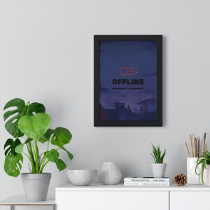 Könnte beinhalten: Ein gerahmter Kunstdruck mit schwarzem Rahmen. Das Kunstwerk zeigt eine Nachthimmel-Szene mit einer Stadtsilhouette am unteren Rand. Das Wort "OFFLINE" wird in Weiß angezeigt, mit dem Slogan "disconnect to reconnect".