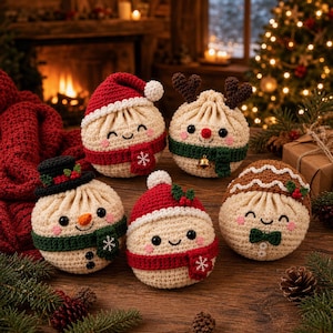 Könnte beinhalten: Fünf runde, cremefarbene Häkelbeutel mit Kordelzug, die als Weihnachtsfiguren gestaltet sind: ein Weihnachtsmann mit roter Mütze, ein Rentier mit braunem Geweih, ein Schneemann mit schwarzem Zylinder, ein weiterer Weihnachtsmann und ein Lebkuchenmann.