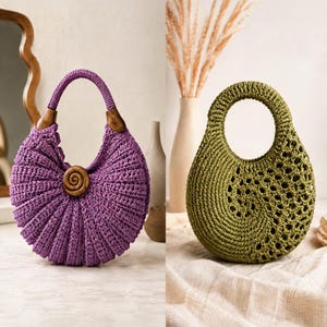 Puede incluir: Un bolso de ganchillo morado de forma redondeada con enganches de madera para el asa y un detalle central de espiral de madera, junto a un bolso de ganchillo verde oliva con asa circular y un dise&ntilde;o de punto calado en espiral.