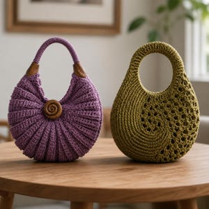 Könnte beinhalten: Zwei runde Häkeltaschen. Die linke Tasche ist violett mit gerippter Textur, einem hölzernen Griffansatz und einem zentralen spiralförmigen Holzknopf. Die rechte Tasche ist olivgrün mit einem Spiralmuster und einem integrierten runden Griff.