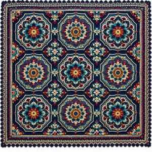 Op de afbeelding: Een vierkant gehaakt kleed met een herhalend bloemmotief in tinten marineblauw, blauwgroen, crème en bordeaux. De deken heeft een geschulpte rand en ingewikkelde details, die een handgemaakte esthetiek laten zien. Het ontwerp is symmetrisch.
