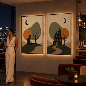Puede incluir: Dos láminas decorativas rectangulares con un paisaje nocturno, una luna creciente, estrellas y un gran sol naranja. Una lámina muestra la silueta de un gato negro y un árbol desnudo, la otra una casa oscura y un árbol desnudo sobre una colina.