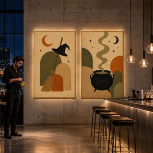 Puede incluir: Dos láminas de arte mural rectangulares con fondo beige y formas geométricas abstractas en verde oliva y naranja quemado. La lámina de la izquierda muestra una escoba y un sombrero de bruja negro bajo una luna creciente. La de la derecha presenta un caldero negro con humo verde arremolinado.