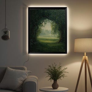 Könnte beinhalten: Gerahmtes Landschaftsgemälde eines Waldweges mit einem hellen Feld im Hintergrund. Das Gemälde wird von einem umlaufenden LED-Lichtband beleuchtet, das an einer Wand über einem Sofa und einem Beistelltisch angebracht ist.