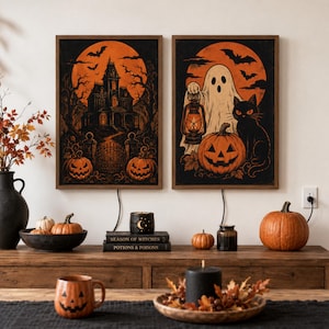 Puede incluir: Dos cuadros rectangulares con motivos de Halloween. El de la izquierda muestra una casa encantada, murciélagos y calabazas ante una luna naranja. El de la derecha representa un fantasma con un farol, un gato negro y una calabaza.