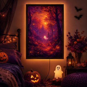 Puede incluir: Una pieza de arte mural rectangular que muestra una escena de bosque brillante con un pequeño fantasma blanco flotando en el centro. La obra está enmarcada en madera oscura e iluminada por una luz cálida, con tonos vibrantes naranja, morado y rojo.