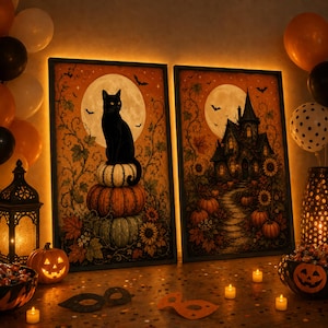 Puede incluir: Dos cuadros rectangulares con temática de Halloween. La lámina de la izquierda muestra un gato negro sobre una pila de calabazas ante una luna llena. La de la derecha representa una casa oscura con un camino de piedra, calabazas y girasoles.
