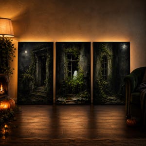 Puede incluir: Un tríptico de tres impresiones artísticas rectangulares para pared que muestran escenas oscuras y atmosféricas de ruinas de piedra cubiertas de hiedra y arquitectura antigua por la noche, con un pequeño fantasma blanco en la ventana central.