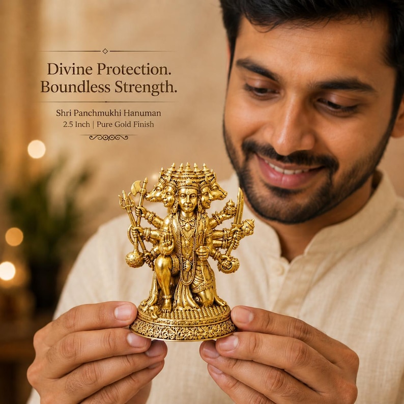 K&ouml;nnte beinhalten: Eine goldfarbene Shri Panchmukhi Hanuman Statue. Die Statue ist 6,35 cm hoch und hat mehrere Arme und Gesichter. Der Text auf dem Bild lautet: "G&ouml;ttlicher Schutz. Grenzenlose St&auml;rke."