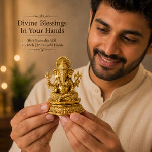 Könnte beinhalten: Eine goldfarbene Shri Ganesh Idol, ca. 6,35 cm hoch, wird in den Händen gehalten. Das Idol weist aufwendige Details auf und sitzt auf einem dekorativen Sockel. Der Text "Divine Blessings In Your Hands" ist darüber angezeigt.