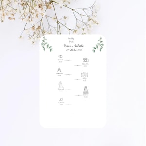 Può includere: Una scheda della timeline del matrimonio con un design minimalista. La scheda presenta un layout verticale con un elenco di eventi e orari, tra cui una cerimonia, un'ora del cocktail e un ricevimento. La scheda è decorata con elementi floreali e i nomi "Romeo & Julietta" e la data "22 Settembre 2026".