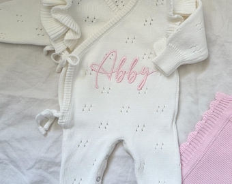 Gepersonaliseerde gebreide babyromper - Geborduurde gebreide romper met naam - Elegante outfit voor pasgeborenen - Kraamcadeau