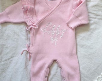 Tutina per neonato personalizzata in maglia - Tutina ricamata in maglia con nome - Elegante completo per neonato - Regalo per baby shower