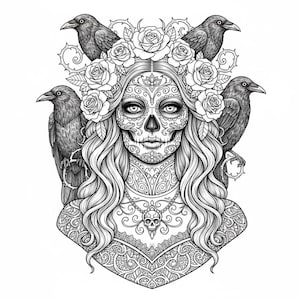 Puede incluir: Ilustración detallada en blanco y negro de una mujer con rostro de calavera de azúcar, adornada con una corona floral y rodeada de cuatro cuervos. El intrincado diseño presenta cabello largo y suelto y un collar decorativo con un colgante de calavera.