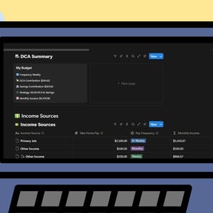 Könnte beinhalten: Ein Laptop-Bildschirm zeigt ein Finanz-Dashboard mit dem Titel "DCA Summary". Der Bildschirm zeigt Budgetdetails und Einnahmequellen. Der Laptop befindet sich auf einem gelben Hintergrund mit Puzzleteilen und einer Glühbirne.