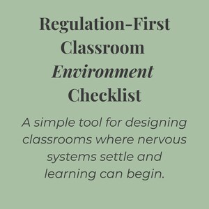 Könnte beinhalten: Hellgrüner Hintergrund mit dem Text "Regulation-First Classroom Environment Checklist". Der Text darunter lautet: "Ein einfaches Werkzeug für die Gestaltung von Klassenzimmern, in denen sich Nervensysteme beruhigen und das Lernen beginnen kann."