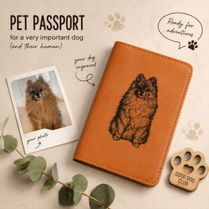 Op de afbeelding: Een beige lederen paspoorthouder voor huisdieren met een gravure van een pluizige hond. Daarnaast ligt een vierkante foto van dezelfde hond. De tekst op de afbeelding luidt: PET PASSPORT, for a very important dog, Ready for adventures.