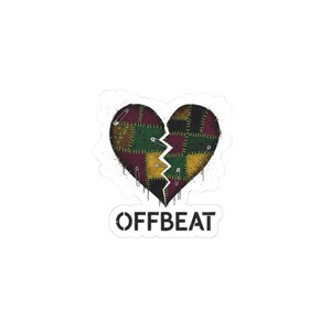 Puede incluir: Una pegatina con un diseño de corazón roto, con un patrón de patchwork en tonos verdes, burdeos y amarillos. El corazón está sujeto con imperdibles. La palabra "OFFBEAT" está impresa en blanco debajo.