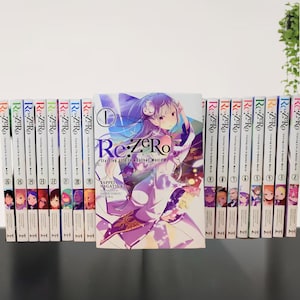 以下が含まれることがあります： 紫色の髪のキャラクターが描かれた第1巻を中心に、Re:Zeroのライトノベルが並んでいます。各本の背表紙にはシリーズタイトル、巻数、そしてキャラクターの小さなポートレートが順番に印刷されています。