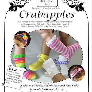 Könnte beinhalten: PDF-Muster zum Nähen von Puppensocken in verschiedenen Größen. Das Muster enthält Anleitungen für einfache, sportliche und Kniestrümpfe. Das Bild zeigt drei Puppen, die verschiedene Sockenmodelle tragen. Das Muster beinhaltet außerdem drei passende Stirnbänder.