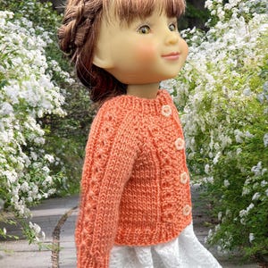 Handgebreide poppentrui, past robijnrode modevrienden, 14,5" pop