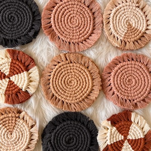 Posavasos de macramé hechos a mano - Posavasos redondos bohemios con flecos - Decoración de mesa neutra - Regalo bohemio para el hogar