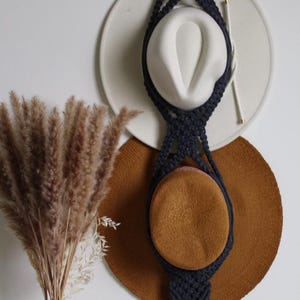 Percha doble de macramé para sombreros: soporte de pared bohemio hecho a mano