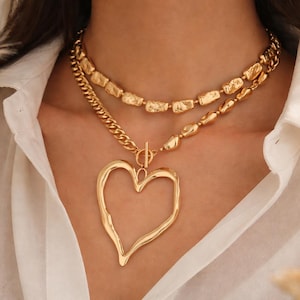 Puede incluir: Un letrero de madera rústica con el texto "Welcome to our home" en letras blancas. El letrero presenta un acabado envejecido y un diseño sencillo y acogedor.