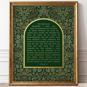 Può includere: Opera d'arte da parete incorniciata con cornice dorata e sfondo floreale verde e oro. L'opera include il testo del Salmo 23 in una forma ad arco dorata. L'estetica generale è classica ed elegante.