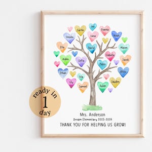 Könnte beinhalten: Ein gerahmter Aquarelldruck mit einem Baum mit bunten herzförmigen Blättern, die jeweils einen Namen tragen. Der Druck enthält den Text "Mrs. Anderson Dream Elementary 2025-2026 THANK YOU FOR HELPING US GROW!" und einen "ready in 1 day" Aufkleber.