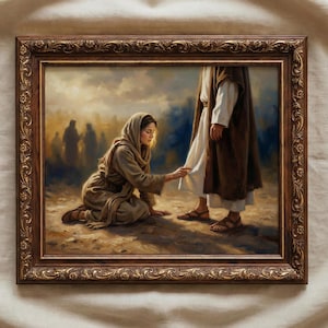 Puede incluir: Una pintura enmarcada representa una escena bíblica. Una mujer con un tocado se arrodilla, tocando la prenda de una figura con una túnica larga. La obra de arte está ambientada sobre un fondo de una multitud y un cielo nublado, enmarcada en un marco dorado decorativo y ornamentado.