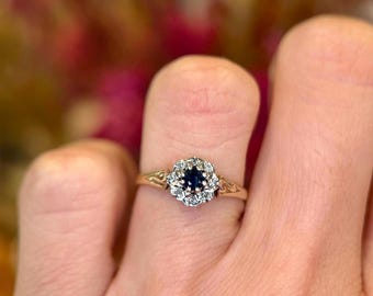 Anillo antiguo de zafiro y diamantes de 1985 en oro de 9 quilates.