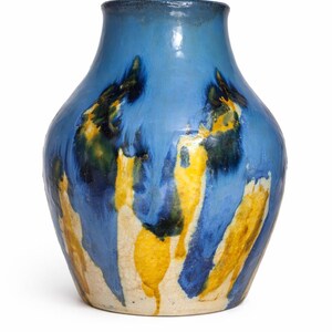Può includere: Un vaso in ceramica con corpo bulboso e collo stretto, caratterizzato da una smaltatura lucida nei toni del blu brillante, blu navy profondo e giallo vivace. La superficie presenta una distinta texture craquelé con striature verticali.