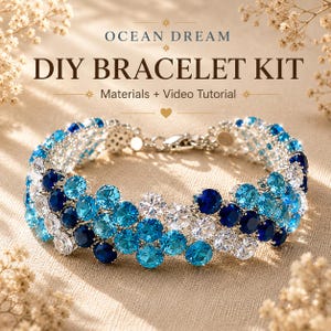 Puede incluir: Un kit de pulsera DIY titulado OCEAN DREAM DIY BRACELET KIT Materials + Video Tutorial que presenta una pulsera de varias filas hecha de piedras redondas, facetadas, transparentes, azul claro y azul oscuro en un marco de metal plateado.