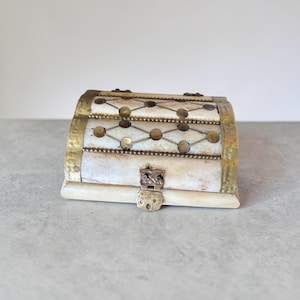 Caja de baratijas vintage hecha a mano de hueso y latón, terciopelo azul, decoración india para el hogar, década de 1970.