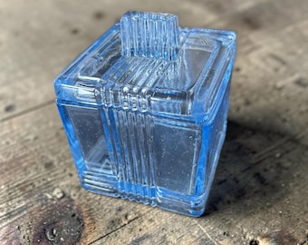 Vintagestijl: klein blauw glazen trinketschaaltje met deksel Deco-geïnspireerd interieur lichtblauw decor