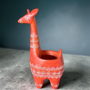 Puede incluir: Un letrero de madera rústica con el texto "Welcome to our home" en letras blancas. El letrero presenta un acabado envejecido y un diseño simple y acogedor, ideal para un porche o entrada.