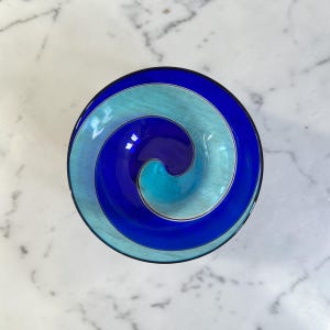 Mini cuenco de cristal Venice azul con diseño de remolino marino, de segunda mano, ideal para guardar objetos pequeños o como regalo.