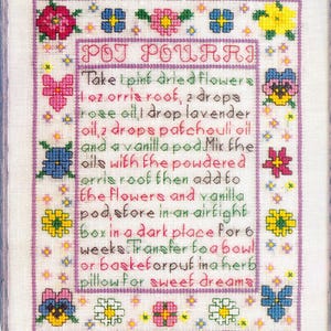 以下が含まれることがあります： 白い布にPOT POURRIという文字とレシピが刺繍されたクロスステッチのサンプラー。縁取りにはピンク、黄色、青、緑のカラフルな刺繍の花が施されている。文字は赤、緑、茶色の糸で布に刺繍されている。