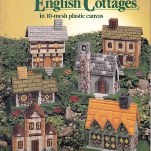 Op de afbeelding: Een verzameling van vijf miniatuurhuisjes gemaakt van 10-mesh plastic canvas, met diverse bouwstijlen met getextureerde daken, schoorstenen en bloemendetails, gepresenteerd onder de titel English Cottages.