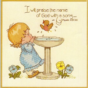 Può includere: Ricamo a punto croce raffigurante un bambino con un vestito blu che beve da una fontana per uccelli, con un uccello che vola sopra. Il testo recita: "Loderò il nome di Dio con un canto... Salmo 69:30."