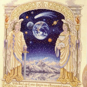 Puede incluir: Obra de arte de punto de cruz que representa dos figuras angelicales que enmarcan una escena celestial. La escena incluye la Tierra, planetas, un cometa y un cielo estrellado. La obra presenta el texto "AD 2000" y una cita sobre el tiempo. Los ángeles visten túnicas fluidas.