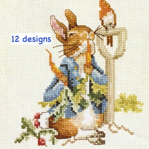 Puede incluir: Patrón de punto de cruz que muestra un conejo con una chaqueta azul sosteniendo una zanahoria y verduras, con un pájaro posado en una pala. El texto "12 diseños" está en la esquina superior izquierda. El diseño es en marrón, azul, verde y naranja.
