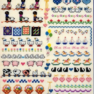 Puede incluir: Un muestrario de punto de cruz sobre tela blanca con filas de motivos coloridos que incluyen personas con gansos, ovejas, edredones, patos, flores, conejos, cerdos, animales de granja, cestas, corazones, veleros, caballitos y globos.