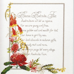 Puede incluir: Bordado a punto de cruz con la letra de "Advance Australia Fair". El diseño incluye un borde de coloridas flores nativas australianas en rojo, amarillo y verde, sobre un fondo blanco, enmarcado.