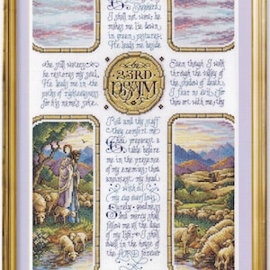 Könnte beinhalten: Eine gerahmte Kreuzstichstickerei mit dem 23. Psalm in blauer Kalligrafie, zentriert durch ein goldenes kreisförmiges Emblem. Vier rechteckige Felder zeigen pastorale Landschaften mit Schafen und einem Hirten, eingefasst in einen goldfarbenen Rahmen.